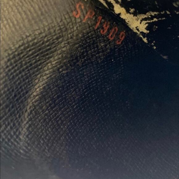 Louis Vuitton Vintage Black Epi Bi Folding Wallet - Picture 8 of 8